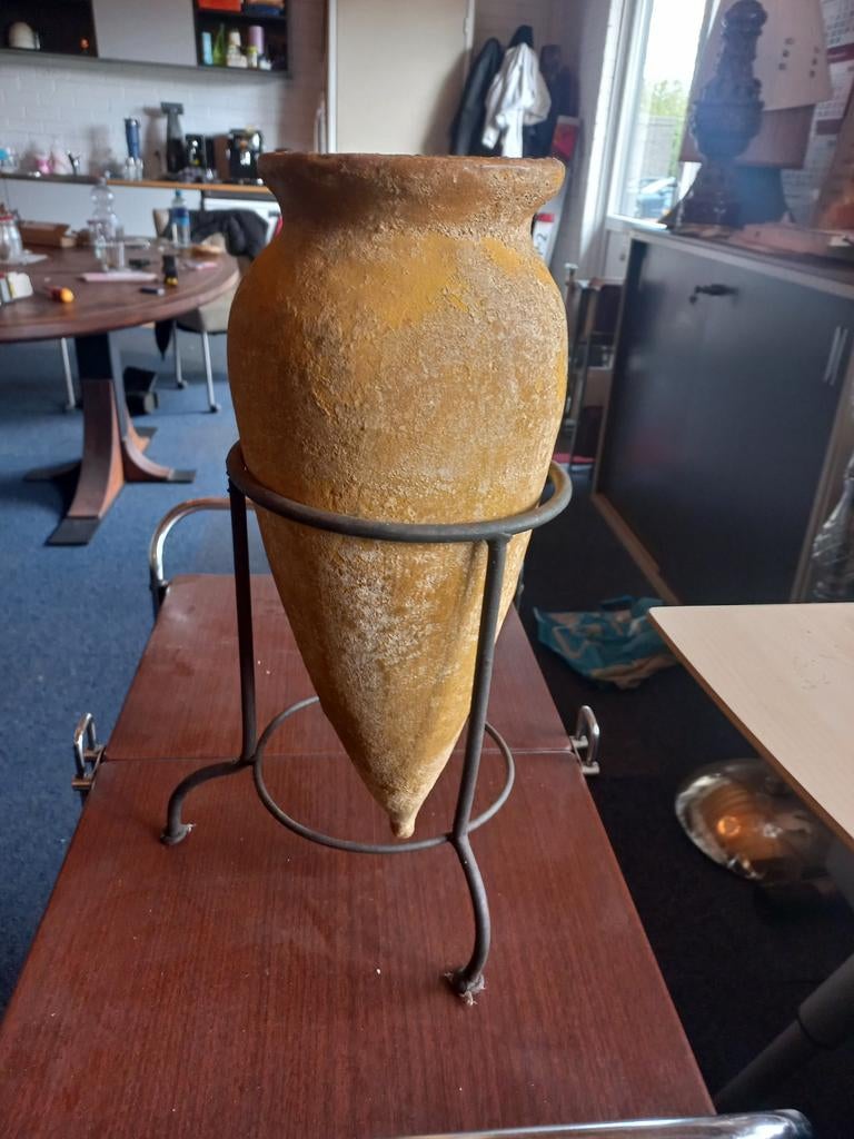 Amfora terracotta kruik/vaas/ pot met glas op standaard, Ophalen of Verzenden
