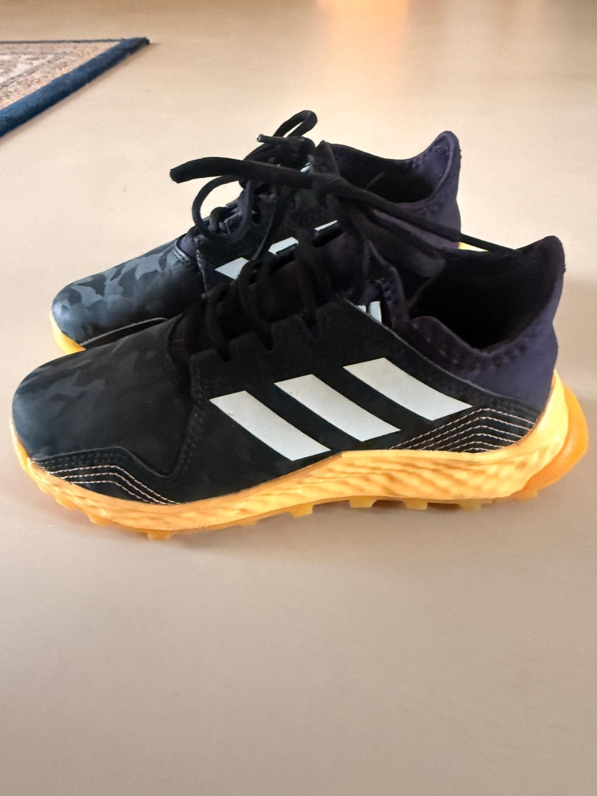Adidas Hockeyschoenen maat 33 jongens of meisjes, Ophalen of Verzenden, Zo goed als nieuw, Schoenen