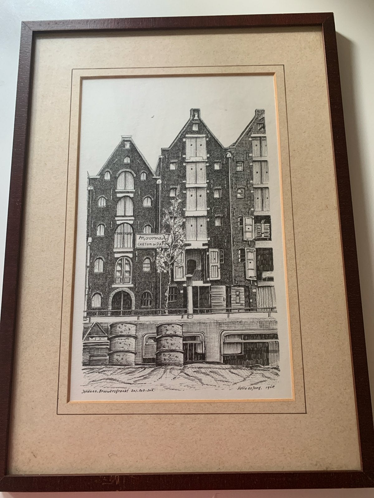 Hette de Jong - Jordaan Brouwersgracht 1968 - Ingelijst, Antiek en Kunst, Ophalen of Verzenden, Tekening, Pentekening, Gesigneerd