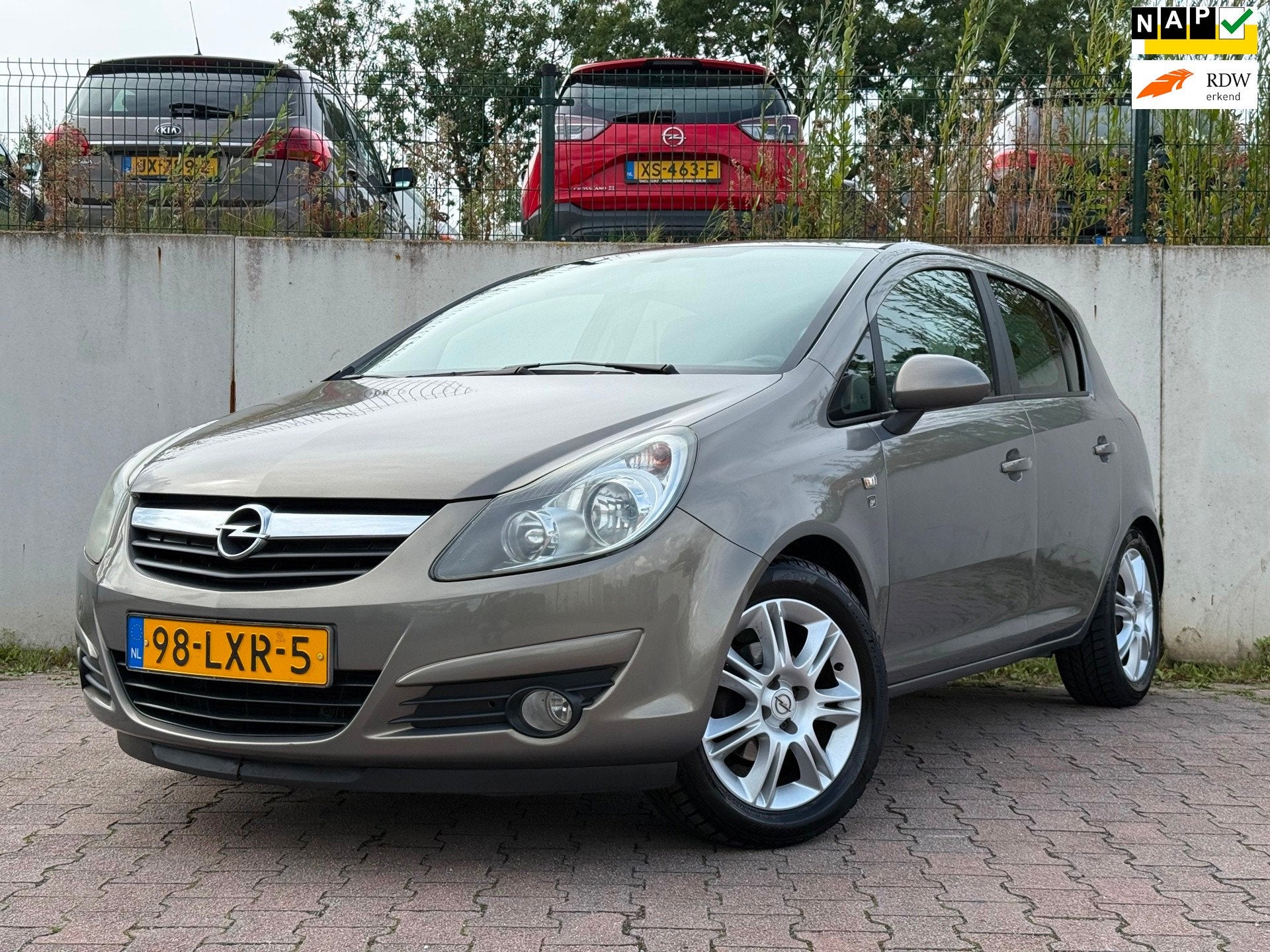 Opel Corsa 1.2-16V '111' Edition/AUTOMAAT/CRUISE/APK 07-2027, Auto's, Opel, Gebruikt, 4 cilinders, Bruin, 1229 cc