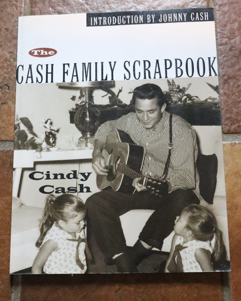Johnny Cash / The Cash family scrapbook by Cindy Cash, Boeken, Ophalen of Verzenden, Zo goed als nieuw, Cindy Cash