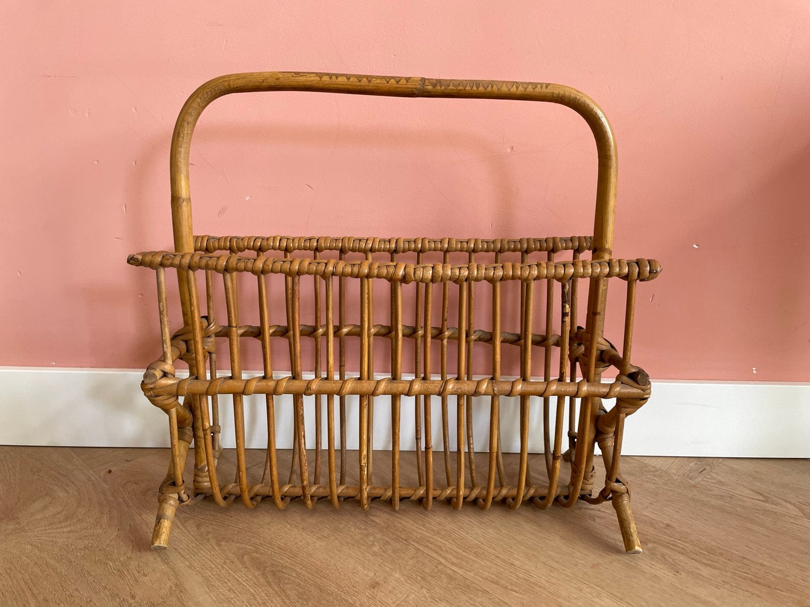 Rotan lectuurbak / tijdschriften standaard, Huis en Inrichting, Gebruikt, Natuurlijk materiaal, Lectuurbak, Vintage