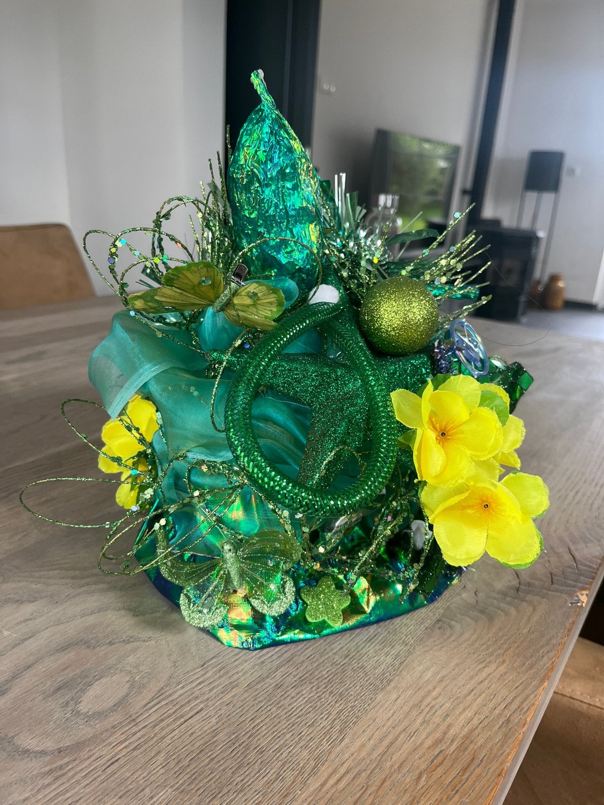 Unieke geweldige Carnavalshoed groen/geel, Ophalen of Verzenden, Nieuw, Carnaval, Accessoires