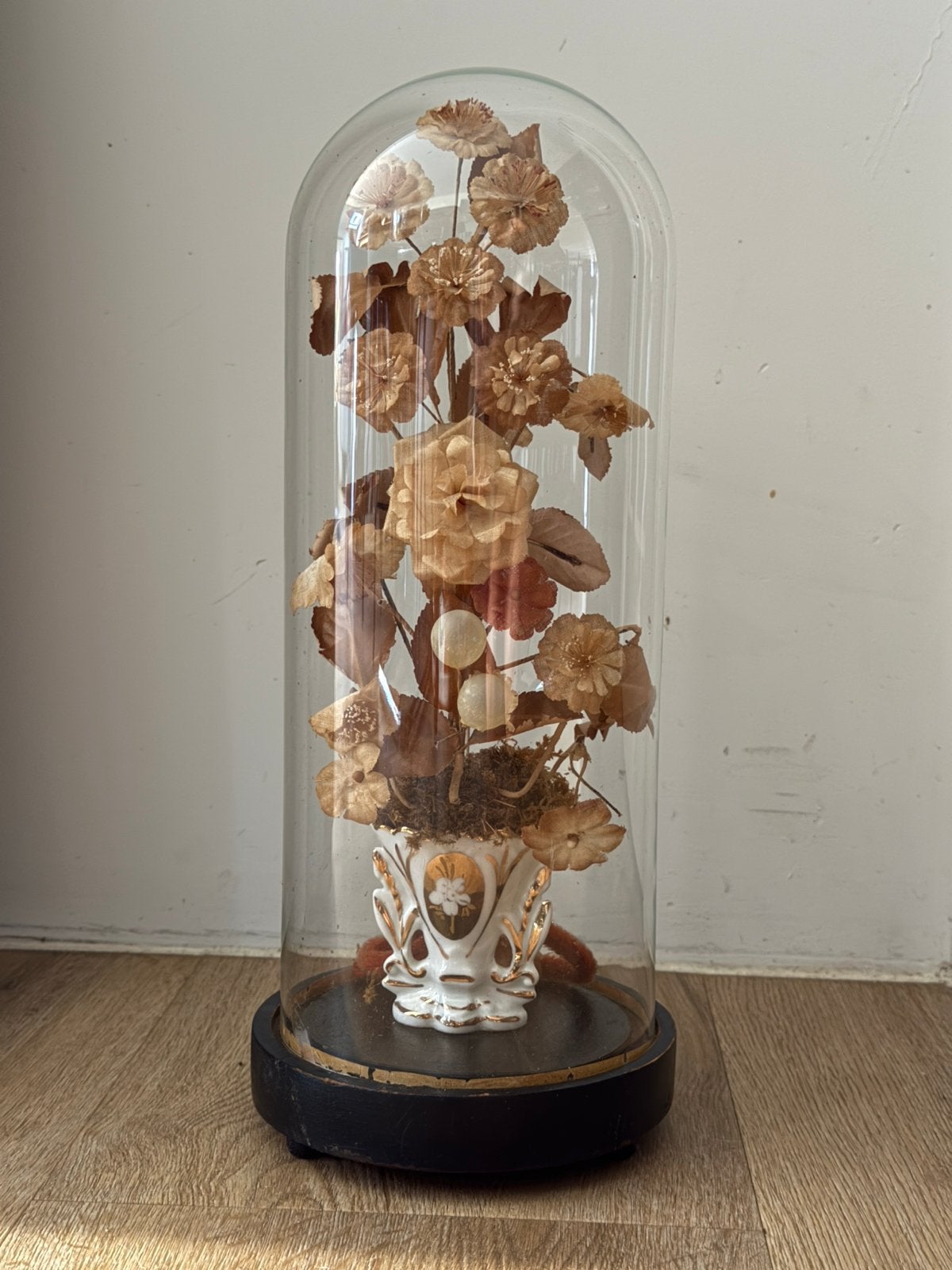 Antieke stolp met stoffen bloemen - 35cm hoog, Ophalen