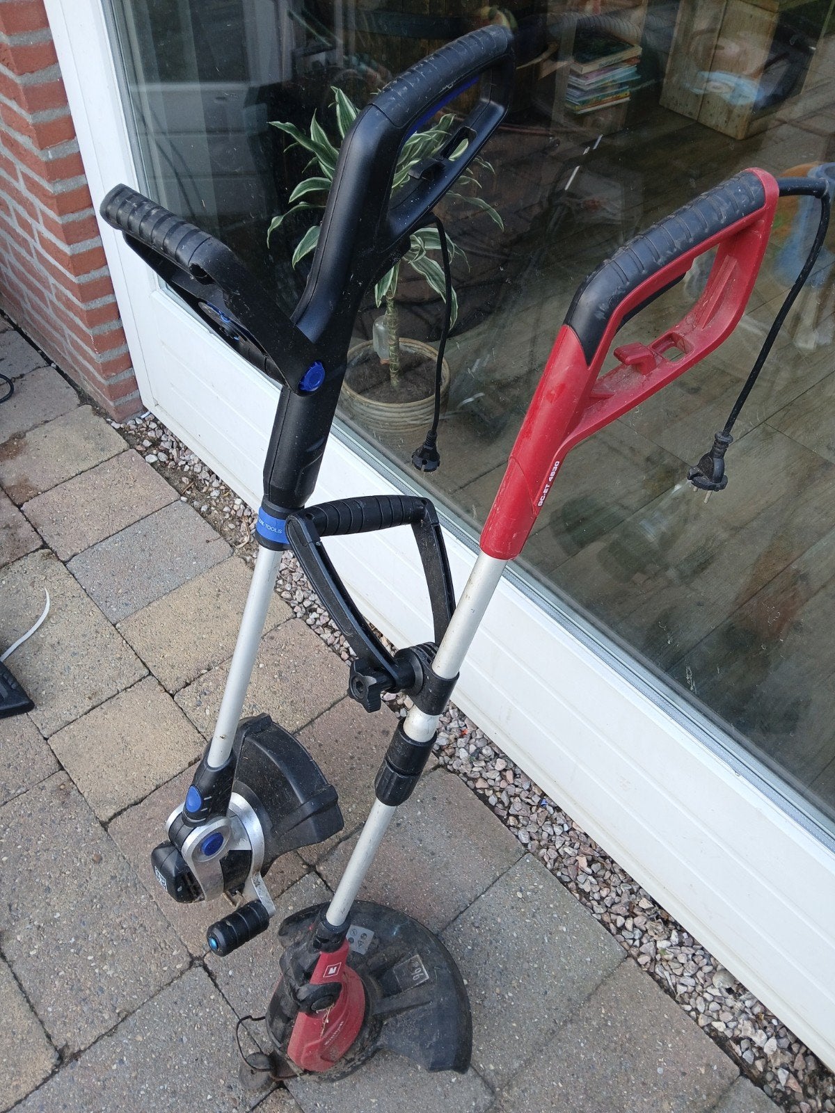 2 bijna nieuwe Kant maaiers - direct klaar voor gebruik, Tuin en Terras, Grasmaaiers, Ophalen, Elektrische grasmaaier, Zo goed als nieuw