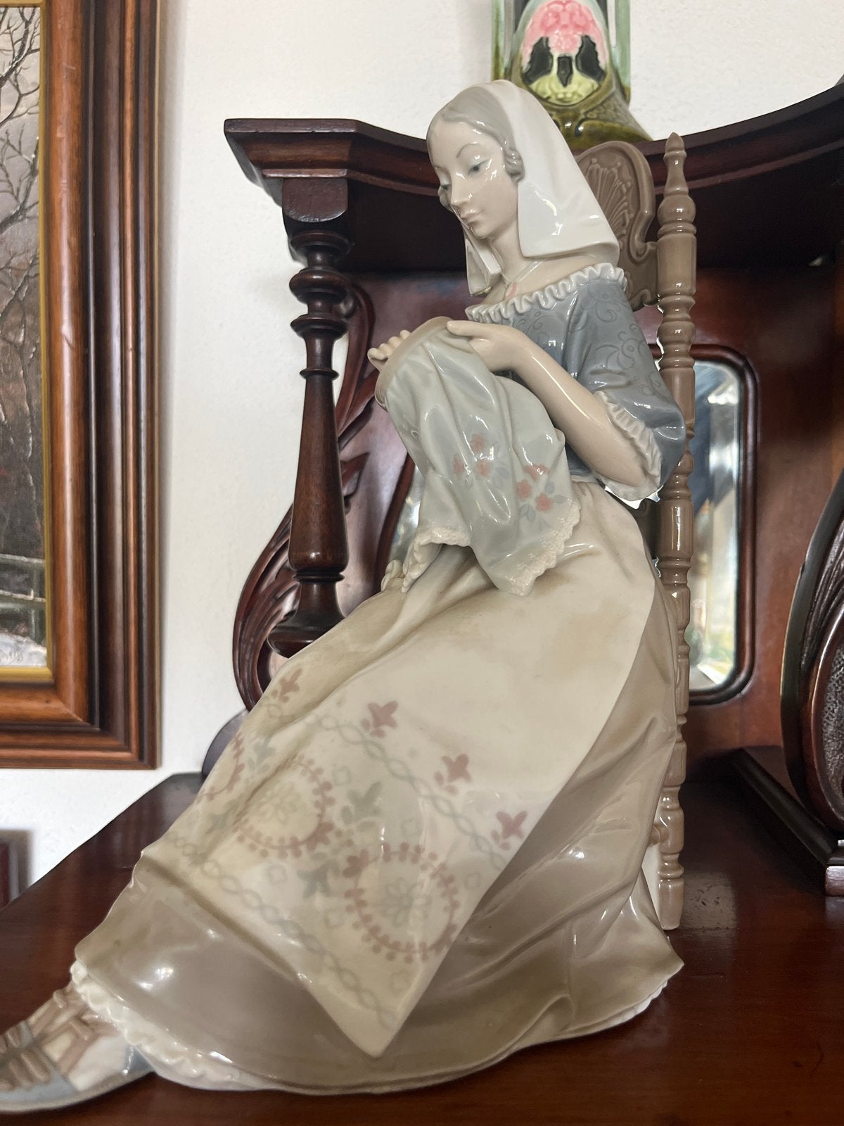 Prachtige Lladro beeldje van zittende vrouw, 31 cm hoog, Ophalen, Zo goed als nieuw, Mens