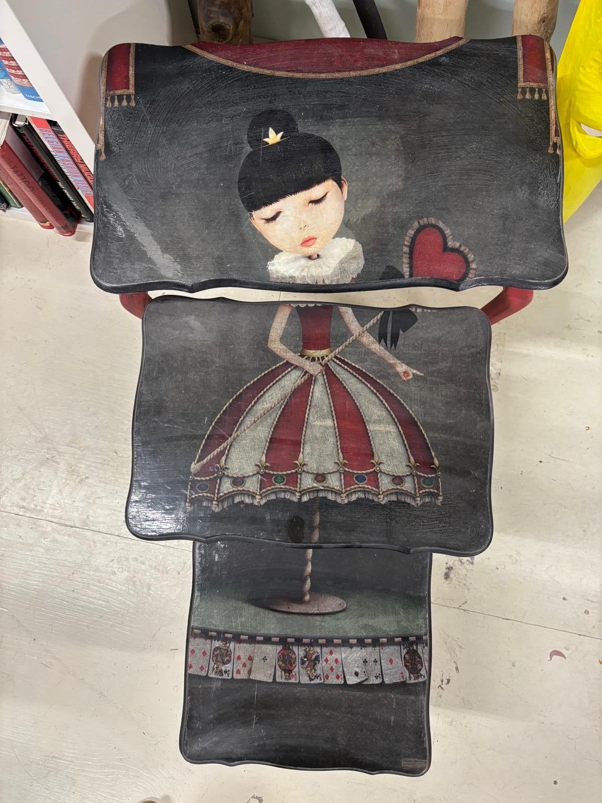 Unieke Nesttafels met Alice in Wonderland Thema, Ophalen, Gebruikt, 55 tot 75 cm, 60 cm of meer