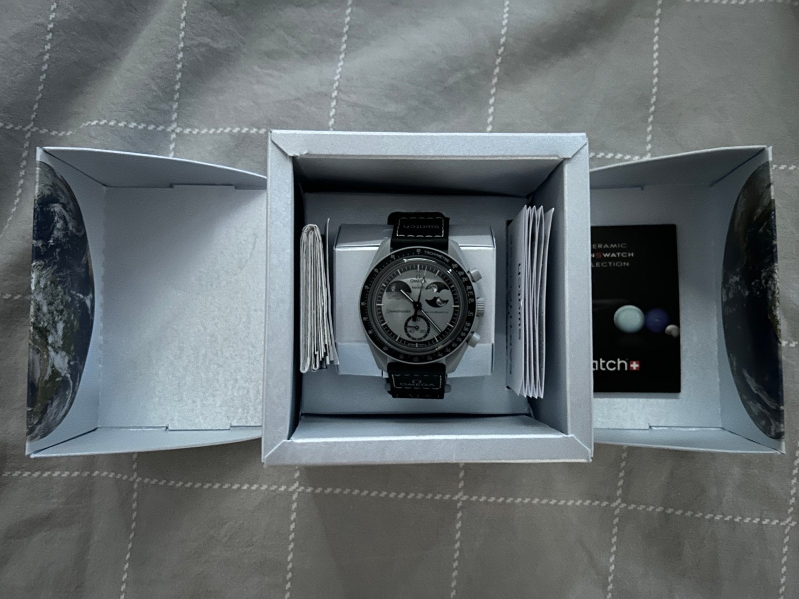 Omega x Swatch MoonSwatch Mission to Earth Phase, Sieraden, Tassen en Uiterlijk, Horloges | Heren, Overige materialen, Polshorloge