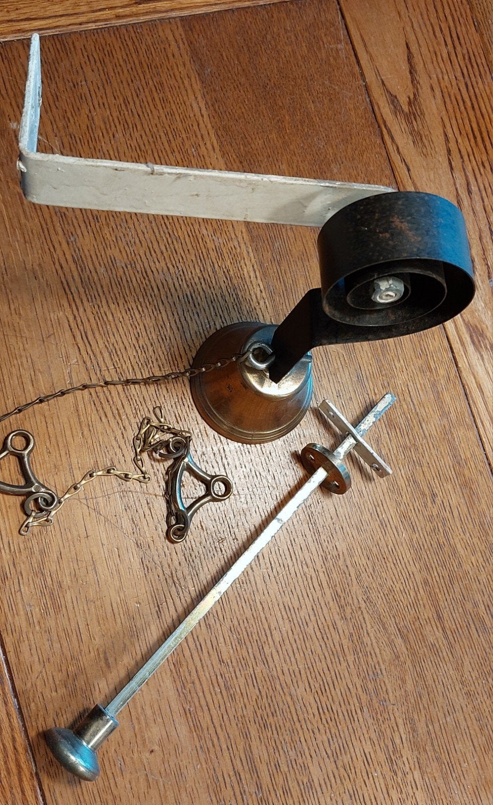 Antieke trekbel met mechanisme en ketting, Ophalen