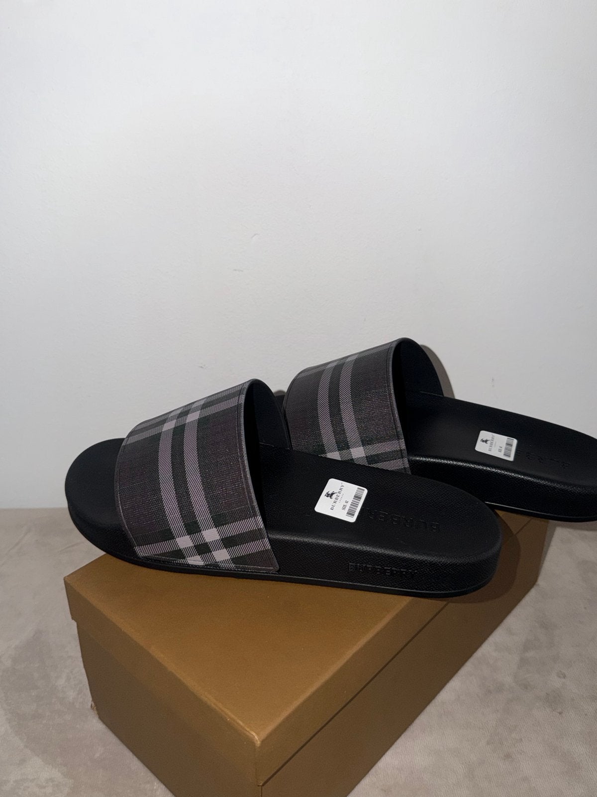 Burberry Check Slides - Maat 42, Kleding | Heren, Slippers, Zwart, Nieuw, Ophalen of Verzenden