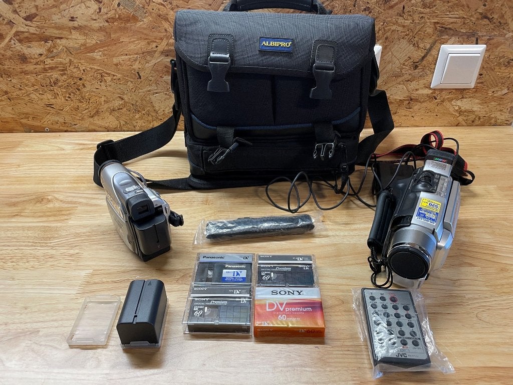 Te koop aangeboden twee(2) complete JVC digitale camcorders, Audio, Tv en Foto, Mini dv, Gebruikt, JVC, 20x of meer