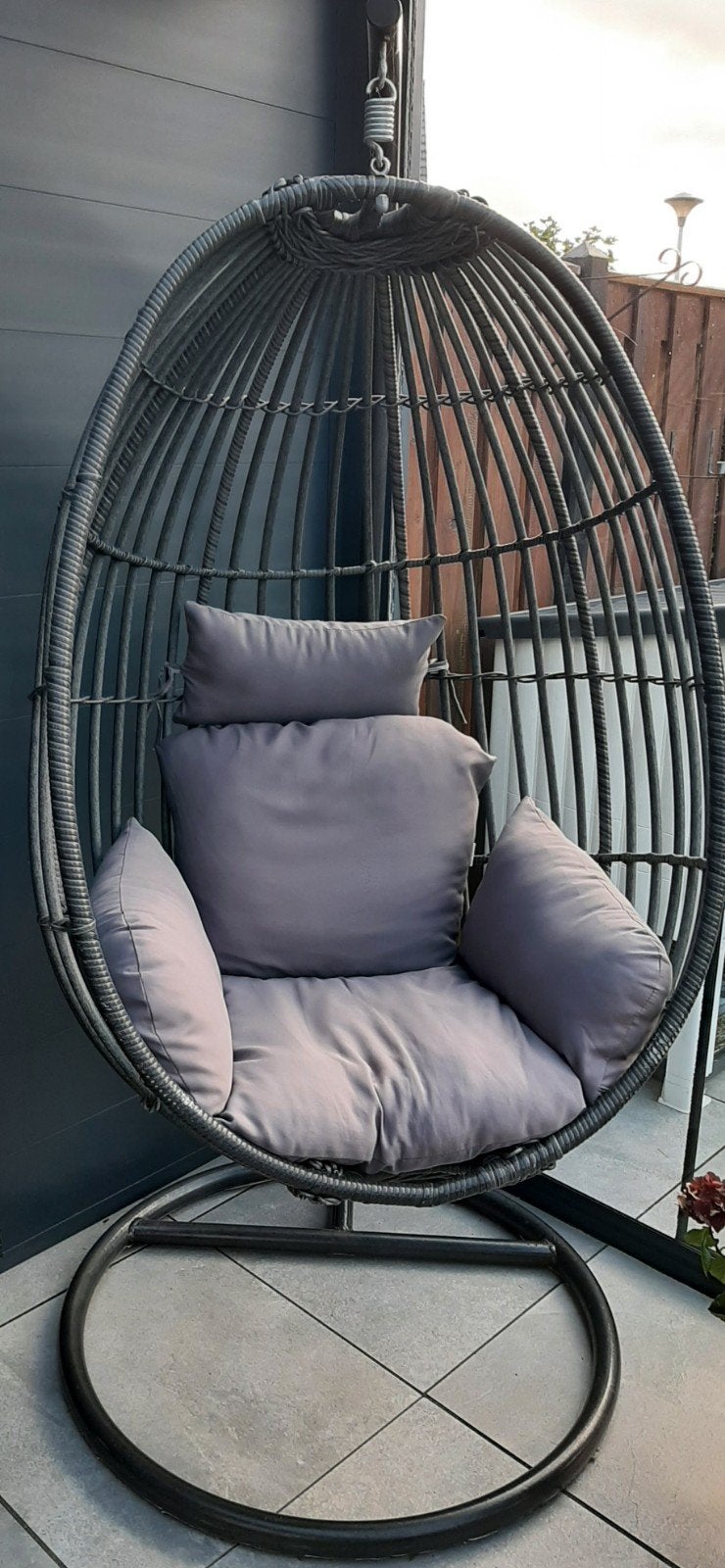 Comfortabele Swinging Egg chair met Kussen - Grijs, Tuin en Terras, Ophalen, Gebruikt, Metaal
