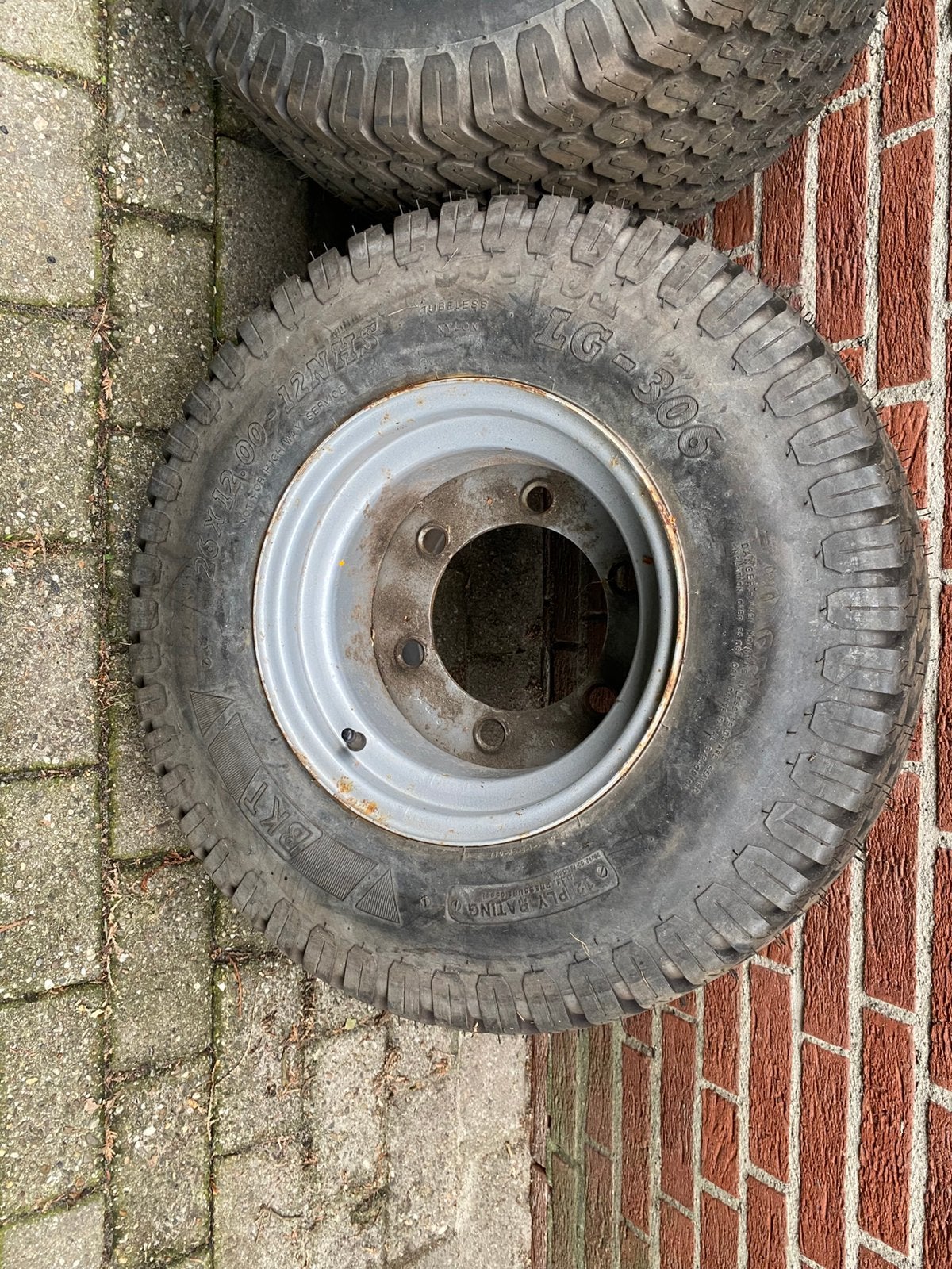 26x12.00-12 BKT banden gazonbanden, Ophalen, Zo goed als nieuw