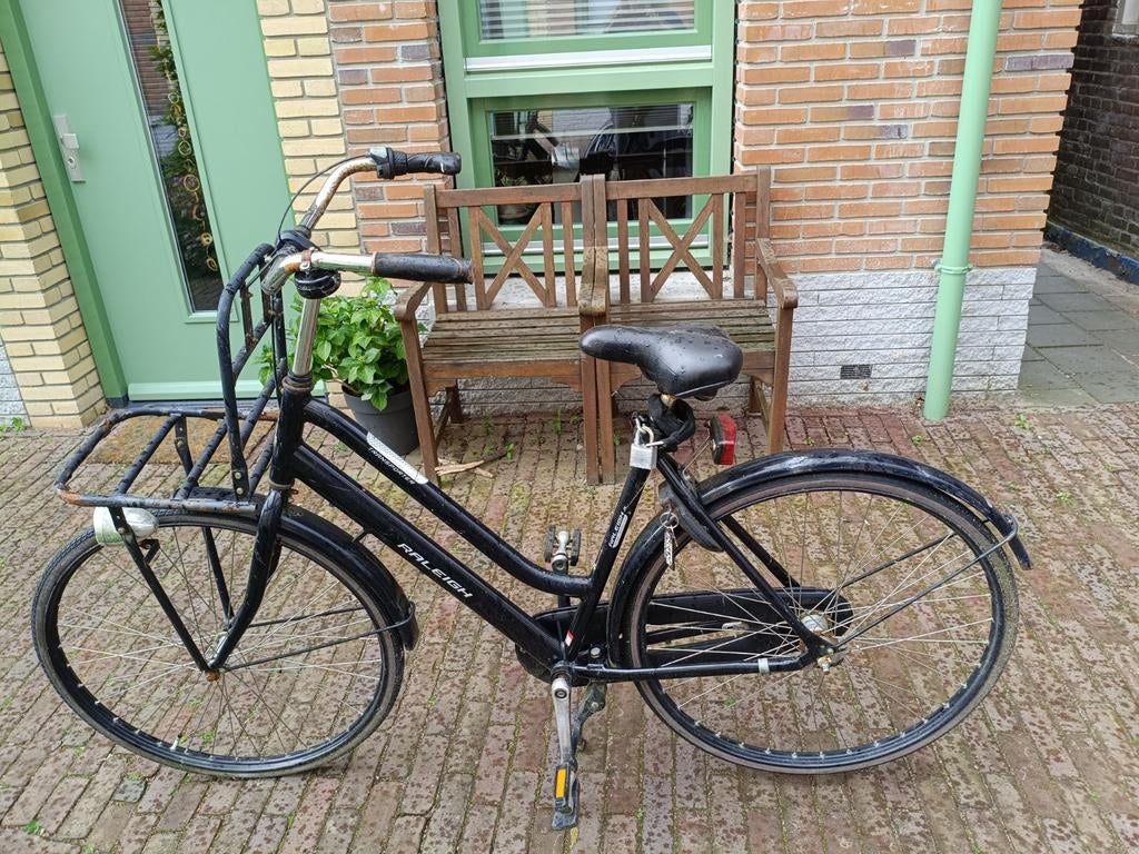 Raleigh damesfiets met voordrager - Zwart, Fietsen en Brommers, Fietsen | Dames | Damesfietsen, Terugtraprem, Ophalen, Overige merken