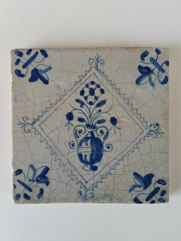 Antieke Delfts Blauwe Tegel – Bloemvaas (ca. 1640), Antiek en Kunst, Antiek | Wandborden en Tegels, Verzenden