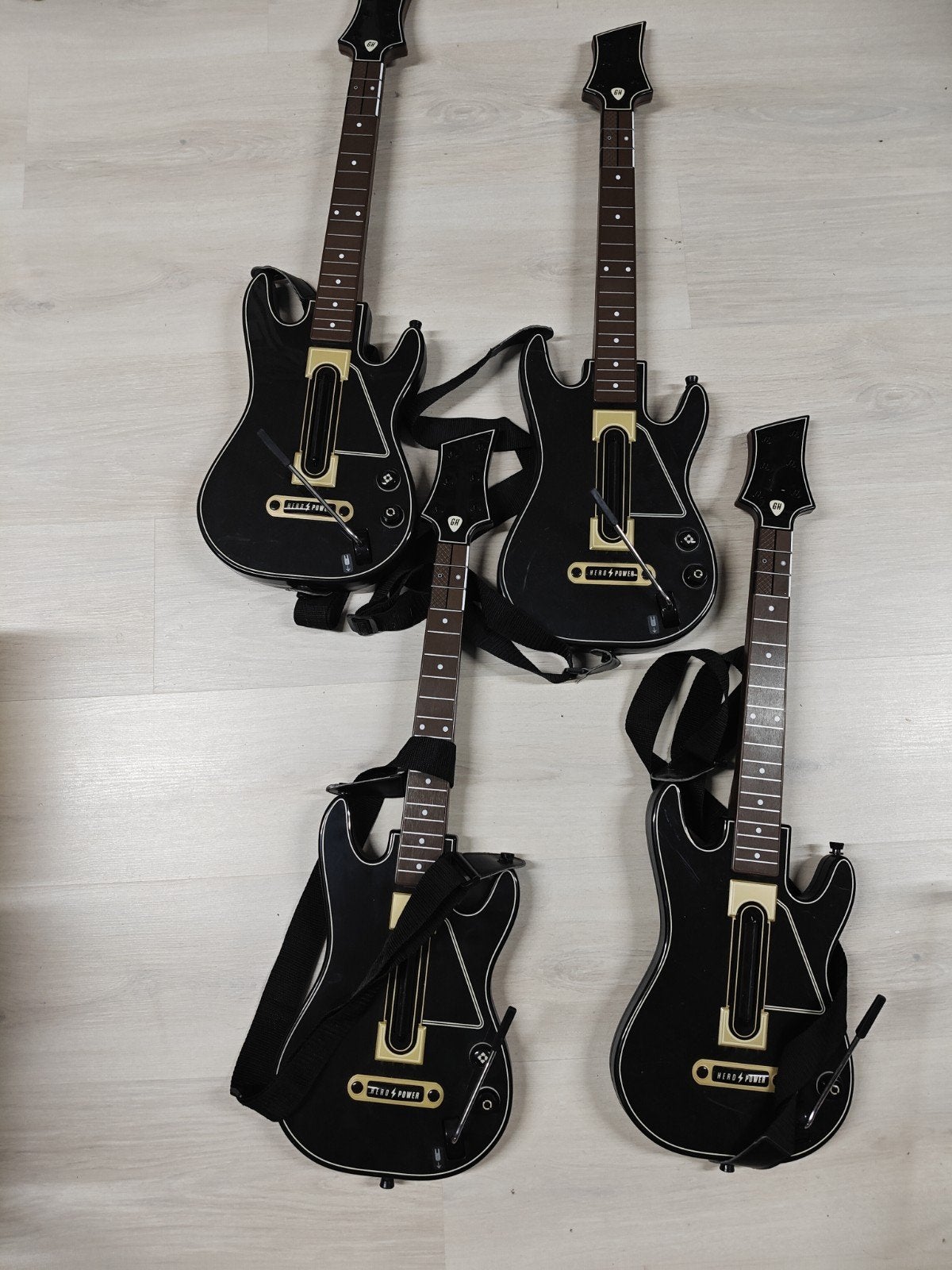 4x Guitar Hero / Rock Band Gitaren PS4 Wii U, Spelcomputers en Games, Muziek, Gebruikt, Onbekend, Eén computer