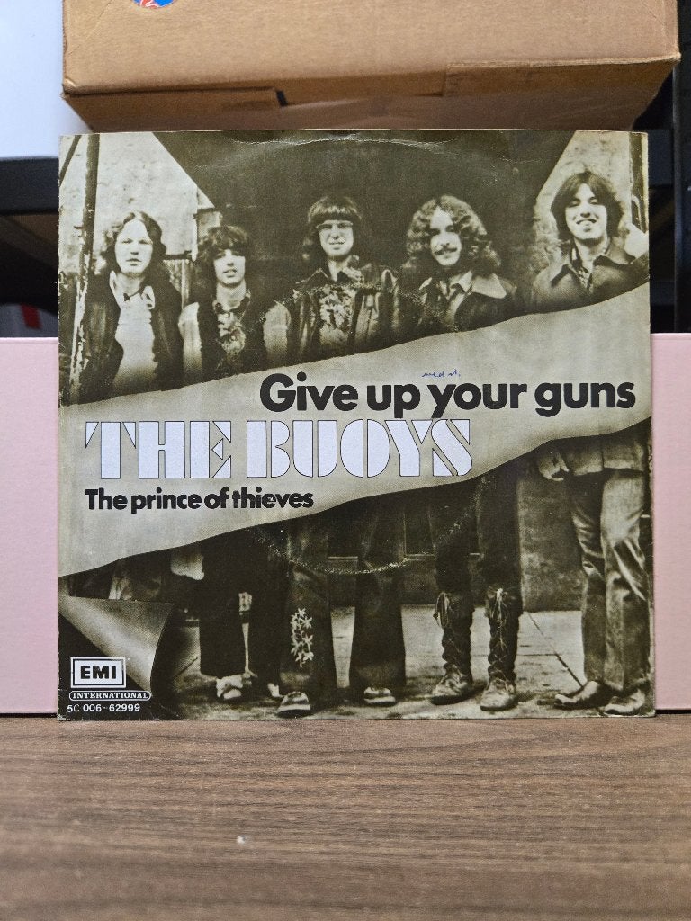 The Buoys - Give up your guns, 7 inch, Ophalen of Verzenden, Zo goed als nieuw, Beschermende buitenhoes