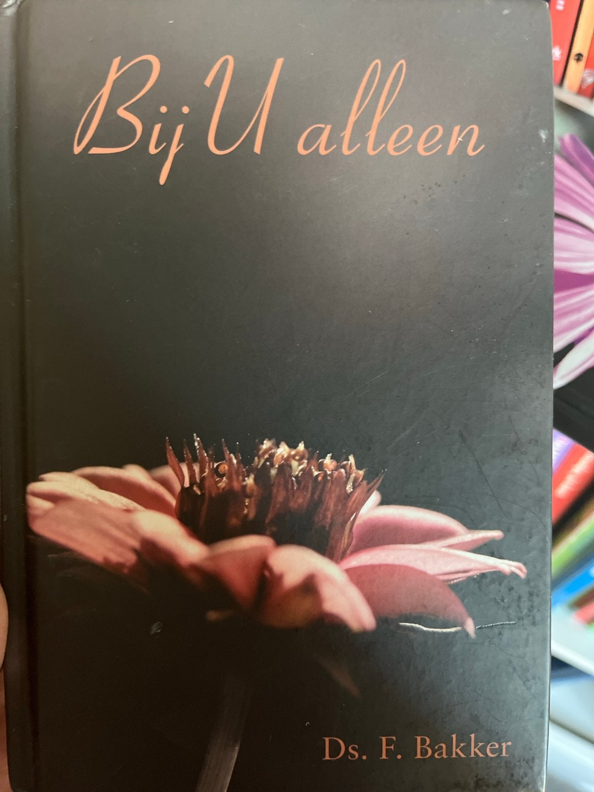 Bij U alleen - Ds. F. Bakker (met naam erin geschreven), Ophalen of Verzenden, Zo goed als nieuw, Christendom | Protestants