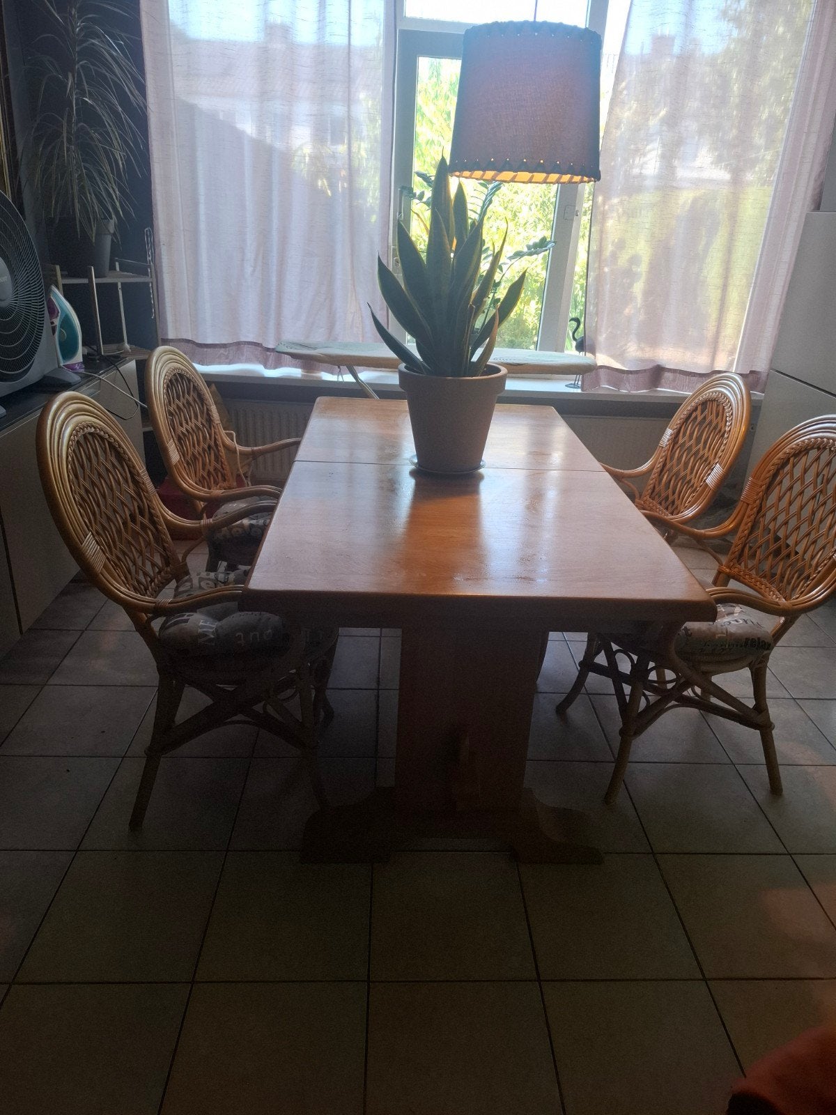 Houten eettafel met 4 rotan stoelen, Huis en Inrichting, Tafels | Eettafels, Ophalen, Gebruikt, 50 tot 100 cm, Vijf personen of meer
