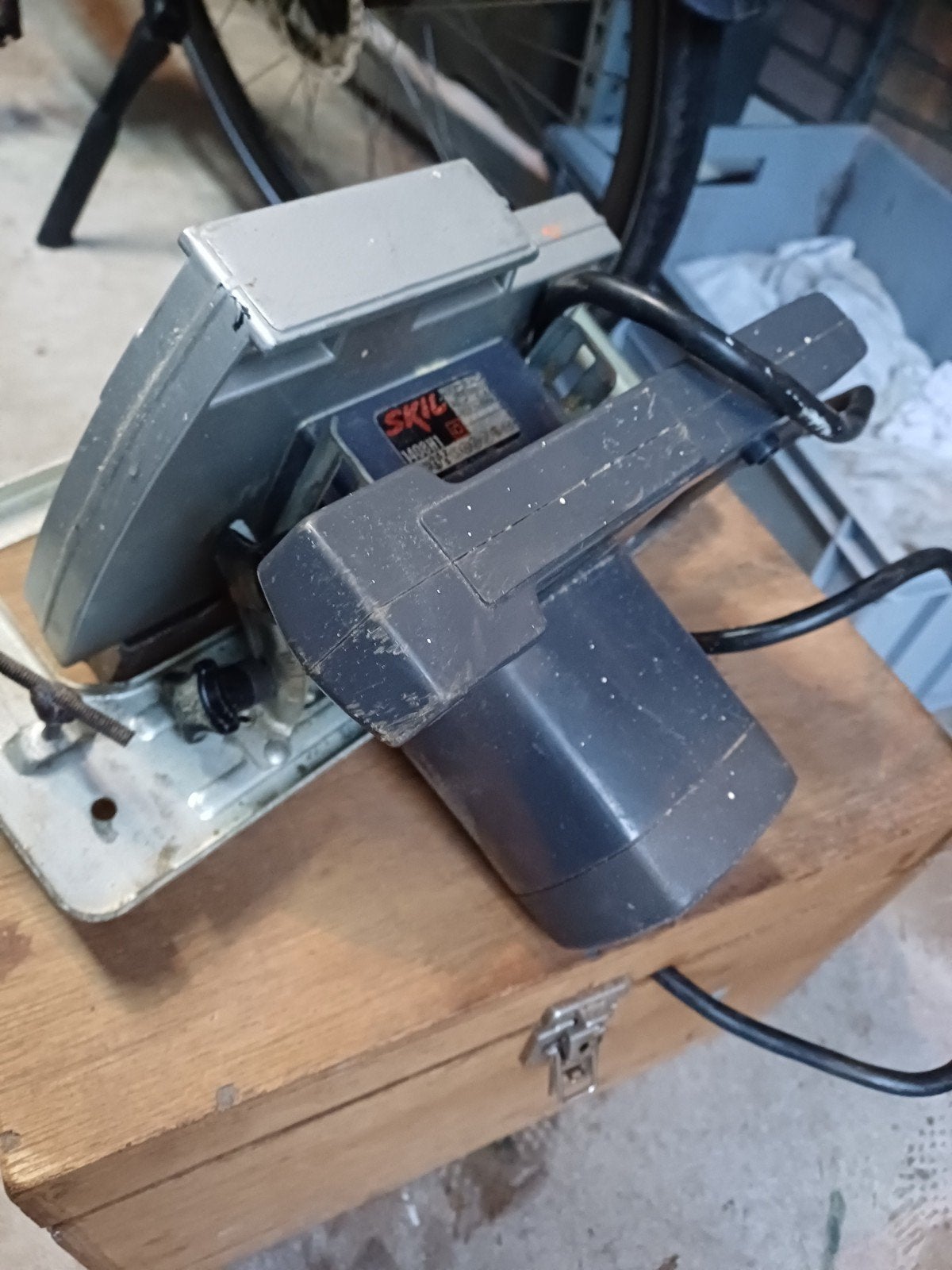 Skil handcirkelzaag 1408H met zaagbladen en kist, Gebruikt, Cirkelzaag, 600 tot 1200 watt, Ophalen of Verzenden