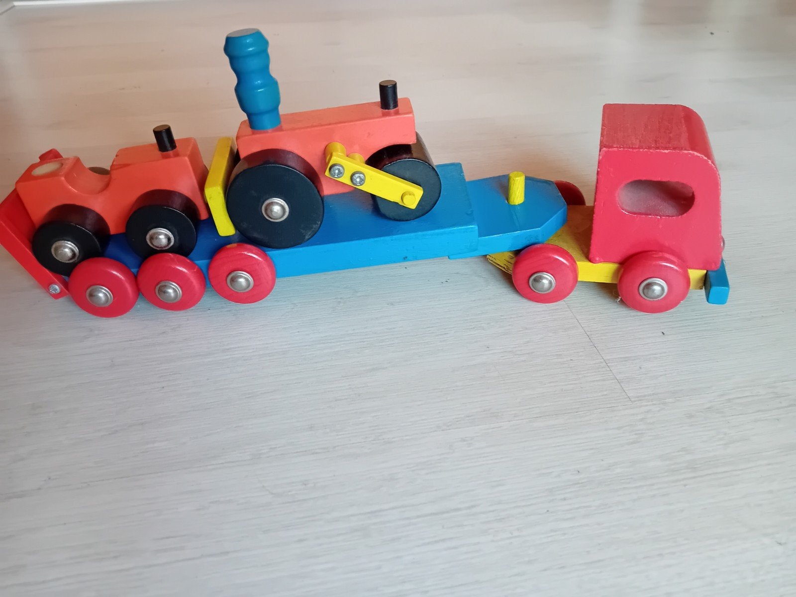 houten oplegger met 2 voertuigen 38 cm lang, Ophalen of Verzenden, Gebruikt