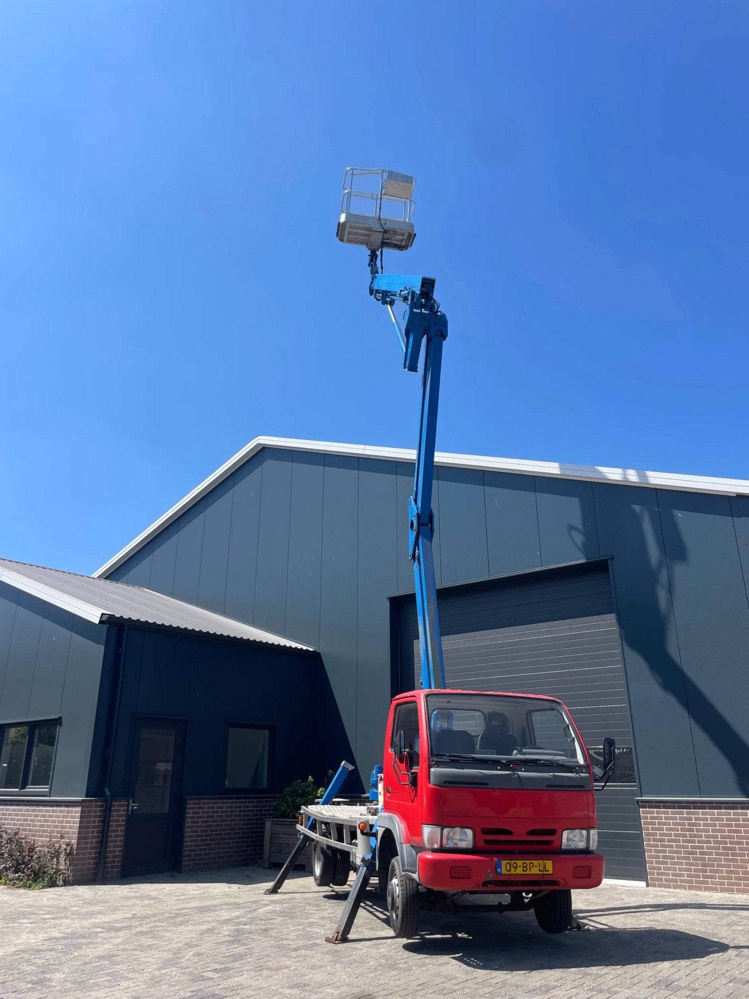 Nissan Cabstar met hoogwerker knikarm CTE z 20e -spinhoogwer