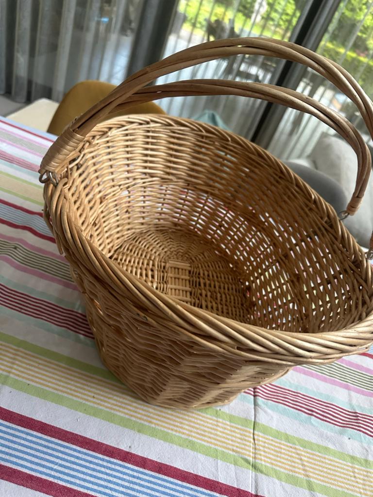 Mag weg voor de helft! Rieten mand met beweegbare hengsels, Huis en Inrichting, Woonaccessoires | Schalen en Manden, Ophalen, Gebruikt