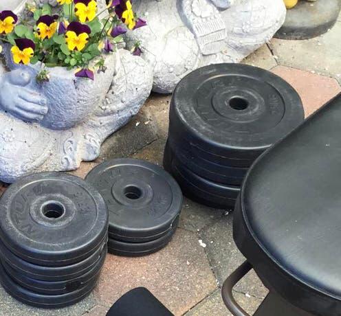 Halterschijven Tunturi 1.25kg, 2.5kg ,5 kg en halterstangen., Ophalen, Gebruikt, Armen, Fitnessbank
