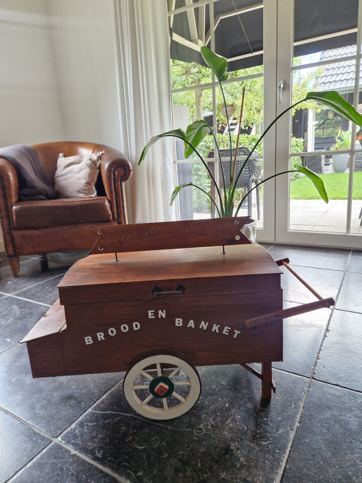 Bakkerskar/broodkar "Brood en banket", Ophalen