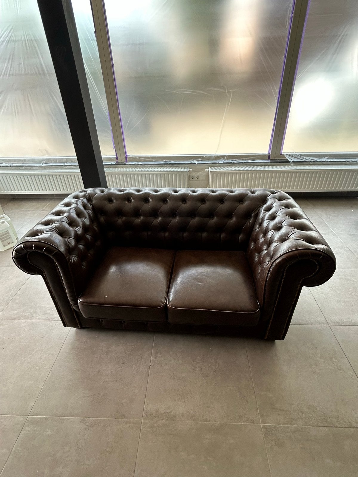 Te Koop Tweepersoonsbank - Bruin Kunstleer, Gebruikt, 150 tot 200 cm, Tweepersoons, Ophalen of Verzenden