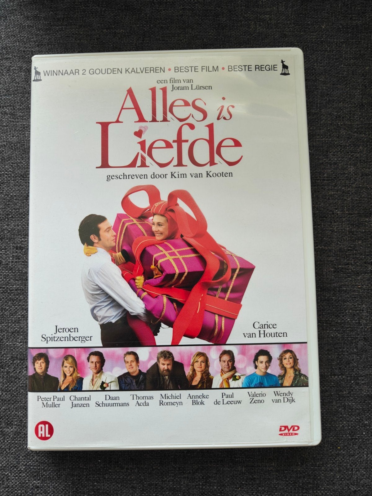 alles is familie, Nederlands, Ophalen of Verzenden, Zo goed als nieuw, Komedie