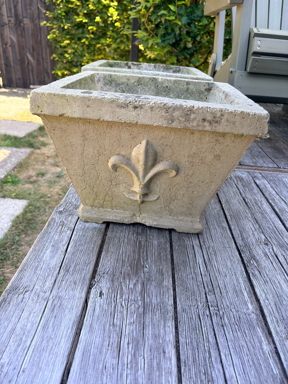Betonnen plantenbakken met Fleur-de-lis decoratie, Tuin en Terras, Bloembakken en Plantenbakken, Ophalen, Gebruikt, Minder dan 30 cm