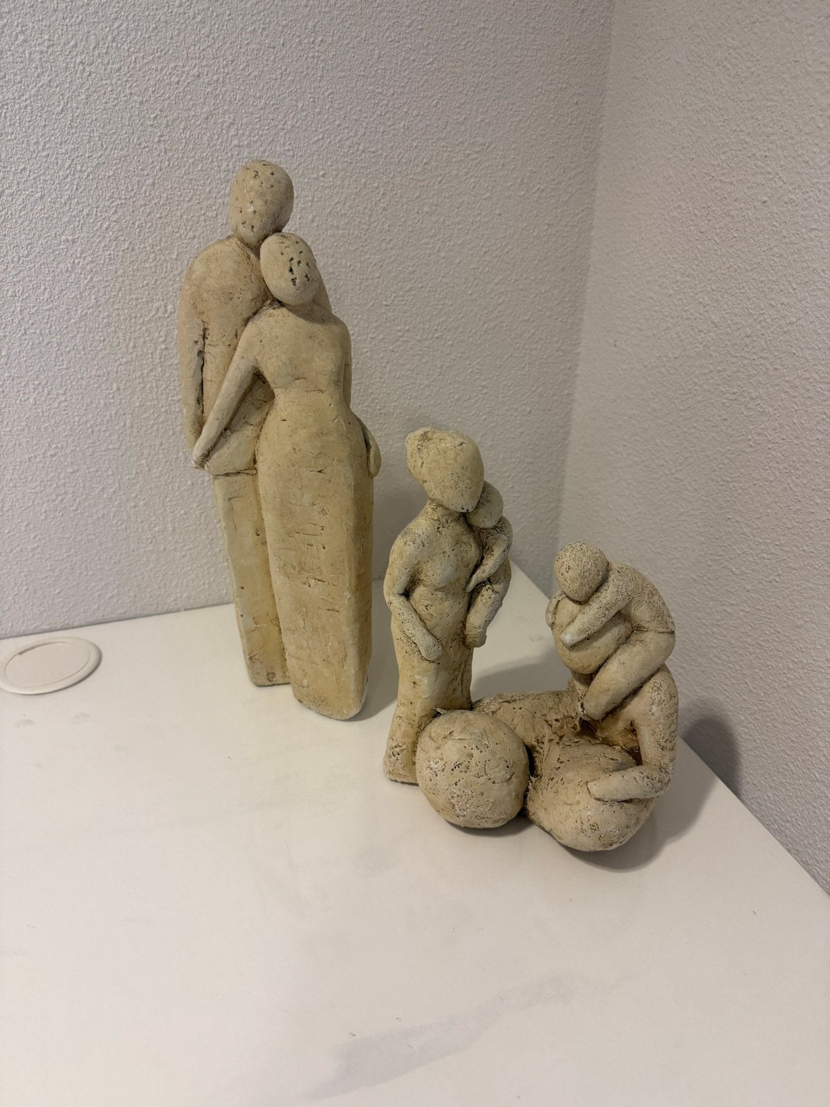 Familiebeeld - Steen of Keramiek - Modern, Antiek en Kunst, Groep mensen, Ophalen of Verzenden, Handgemaakt, 20 - 50 cm