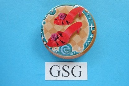 Rode schoentjes nr. 50892-02, Ophalen, Zo goed als nieuw, Button of Speldje