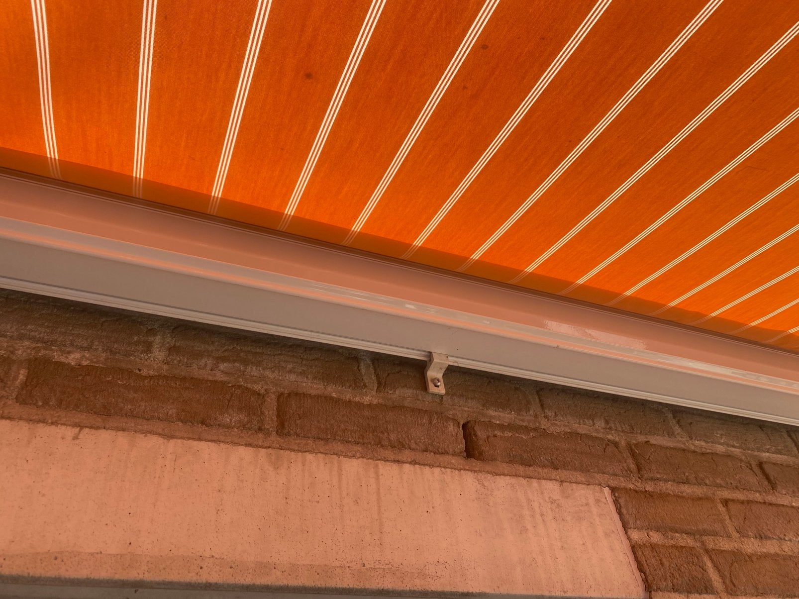 Elektrisch zonnescherm met Somfy afstandsbediening, Ophalen, 450 cm of meer, Elektrisch, Zo goed als nieuw