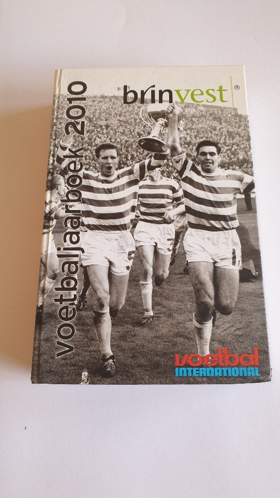0750 voetbal jaarboek 2010, Boeken, Verzenden, Balsport