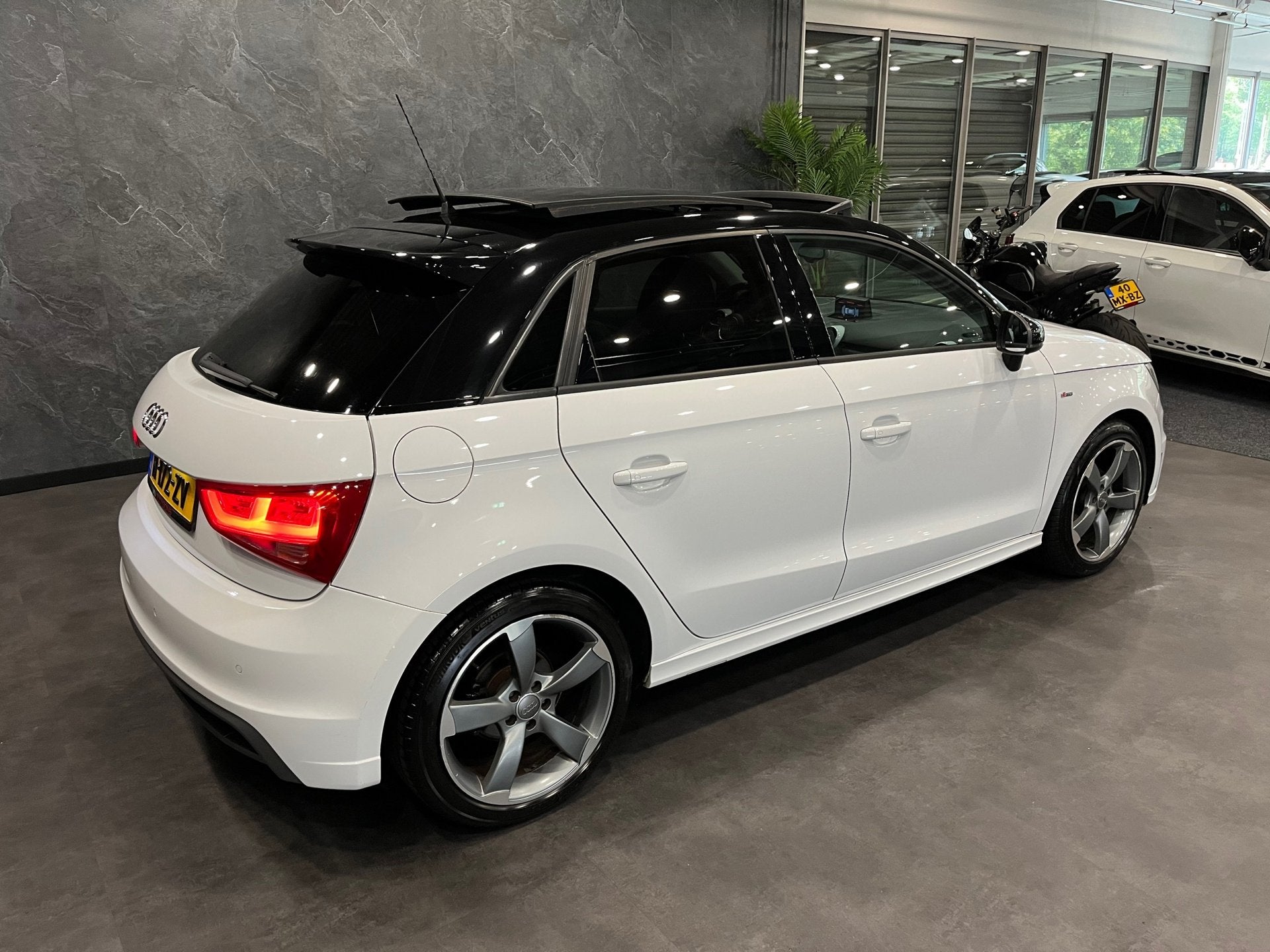 Audi A1 Sportback 1.2 TFSI S LINE PANORAMADAK LED XENON PDC, Auto's, Voorwielaandrijving, Euro 5, 86 pk, Zwart