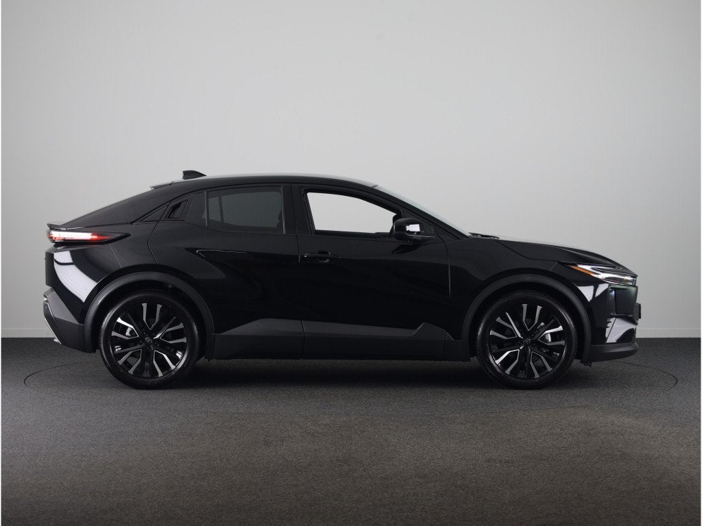 Toyota C-HR+ First Edition 77 kWh *DEMO* | Metaallak | 20" L, 12 maanden, Automatische klimaatregeling, 24 min, Leder en Stof
