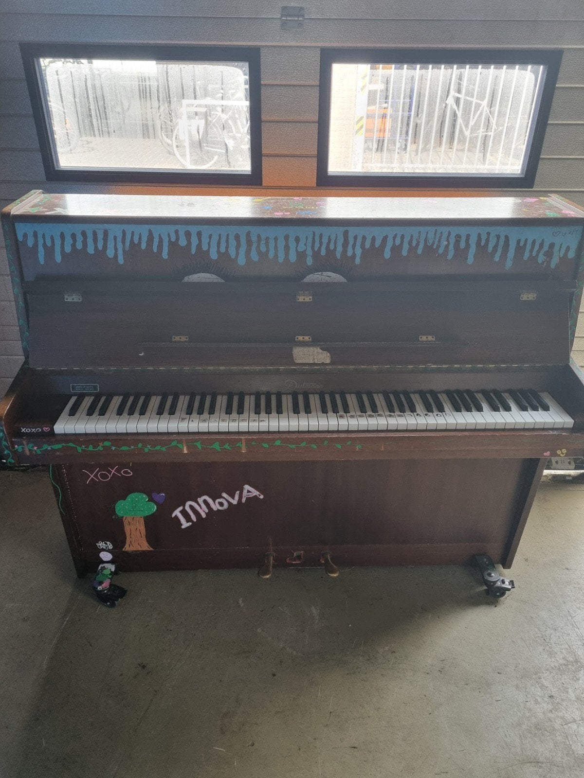 Beschilderde piano - werkt gewoon, is op school gebruikt., Ophalen, Gebruikt, Overige kleuren, Piano