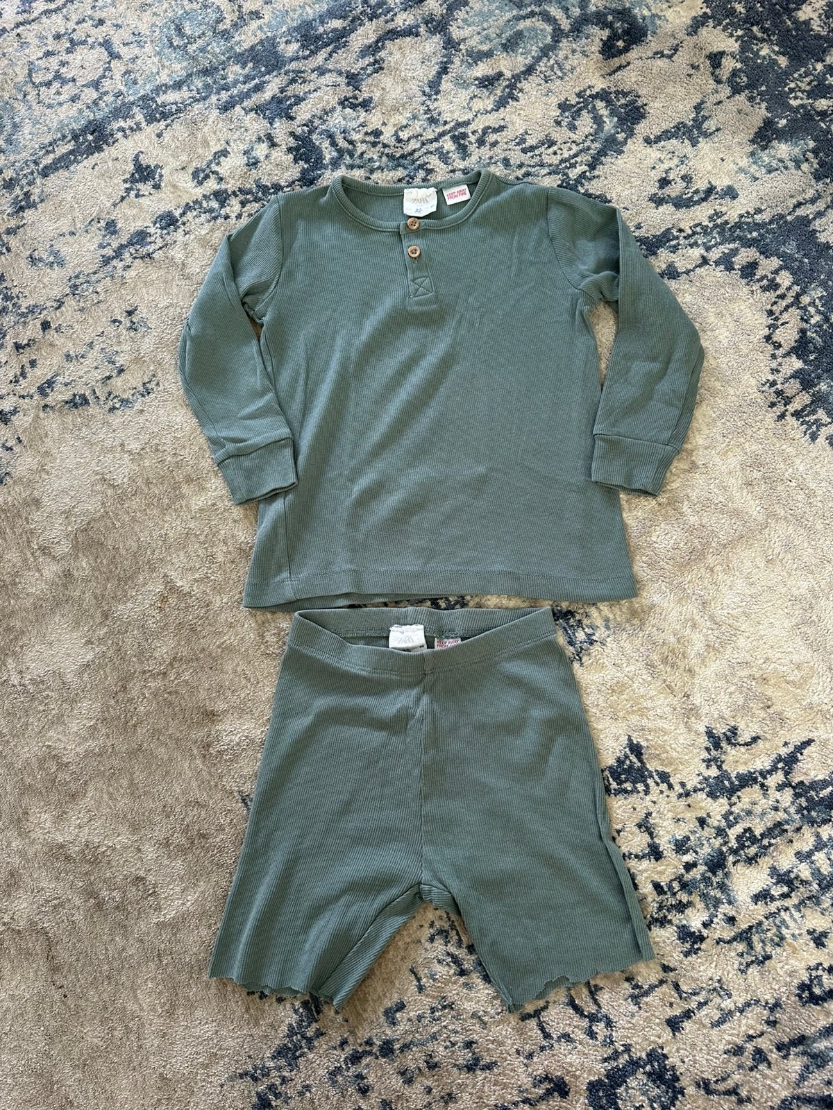 Groen ribstof setje longsleeve en korte broek Zara maat 98, Ophalen of Verzenden, Zo goed als nieuw, Jongen, Setje