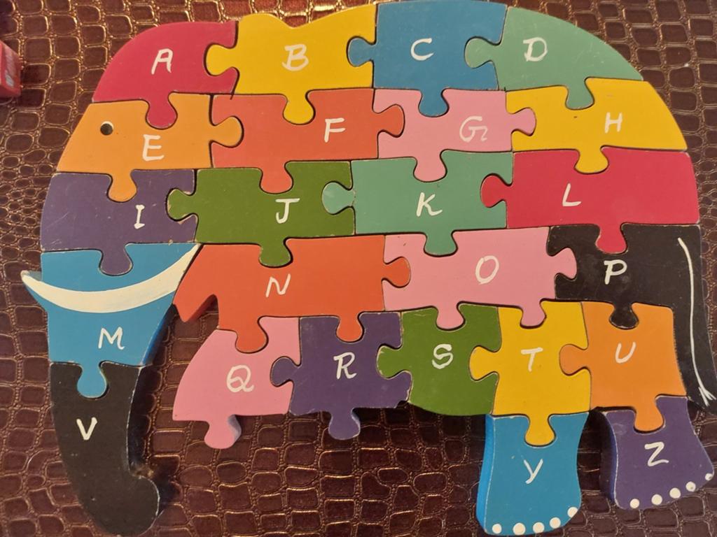 TWEE HOUTEN OLIFANTEN PUZZELS van ALFABET + LETTERS, Kinderen en Baby's, Speelgoed | Kinderpuzzels, Gebruikt, 10 tot 50 stukjes