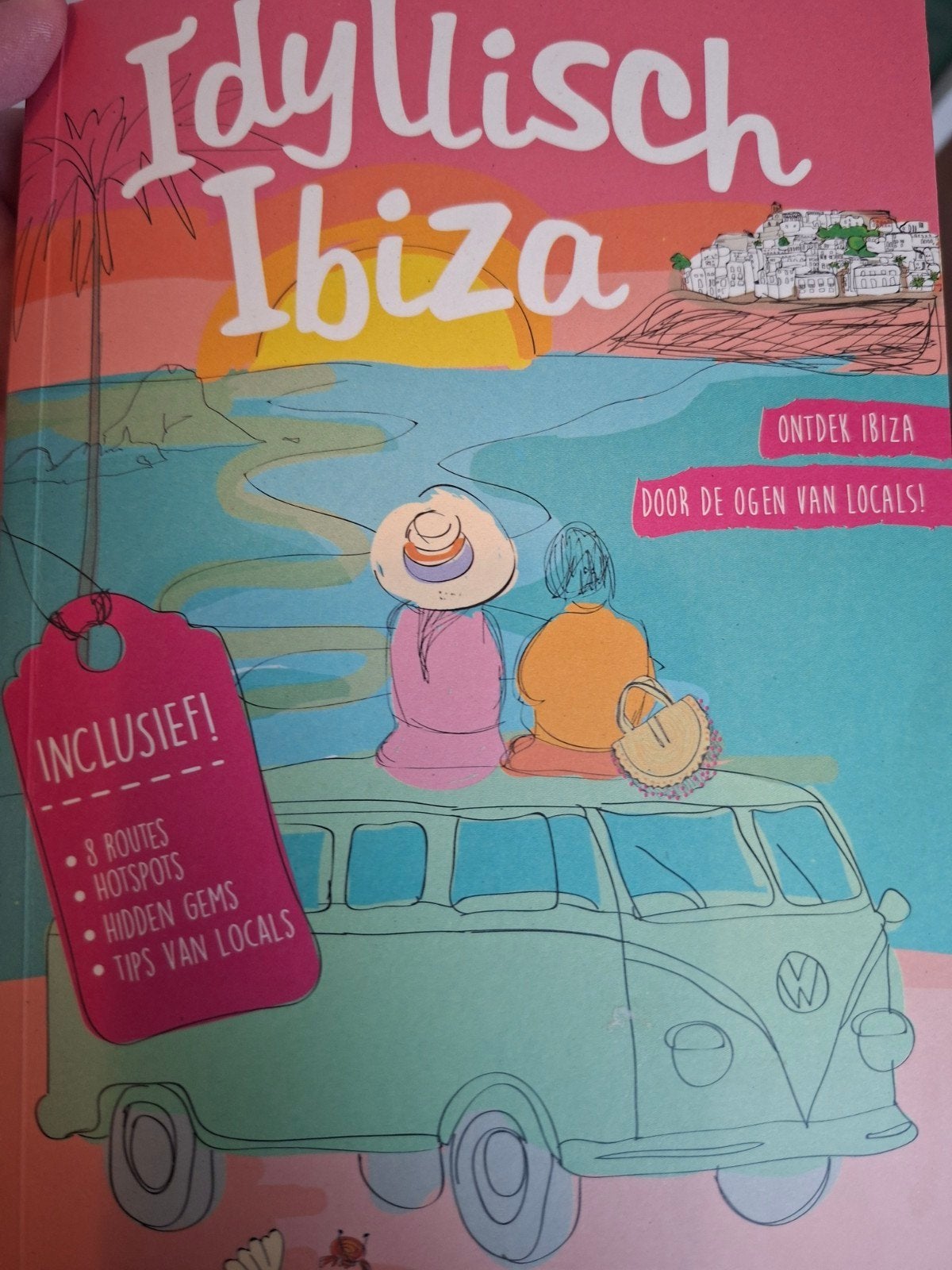 Idyllisch Ibiza - Ontdek Ibiza door de ogen van locals!, Europa, Ophalen of Verzenden, Zo goed als nieuw, Reisgids of -boek