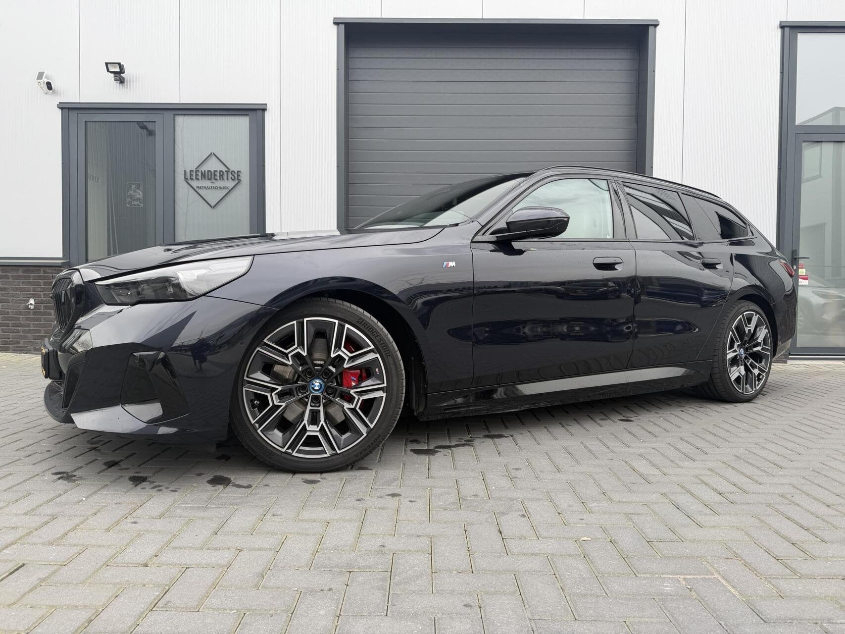 BMW i5 Touring eDrive40 84 kWh, Auto's, BMW, Automaat, Gebruikt, Met garantie (alle), Blauw