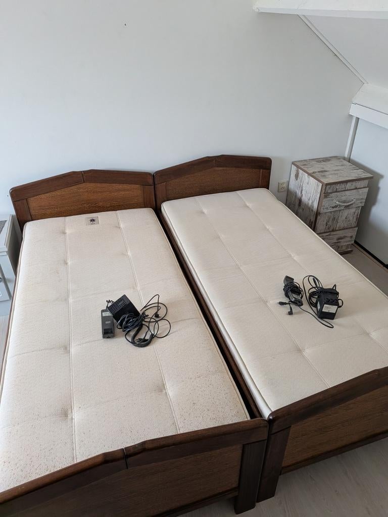 Twee eenpersoonsbedden met elektrische bodem, Ophalen, 90 cm, Eenpersoons, Bruin