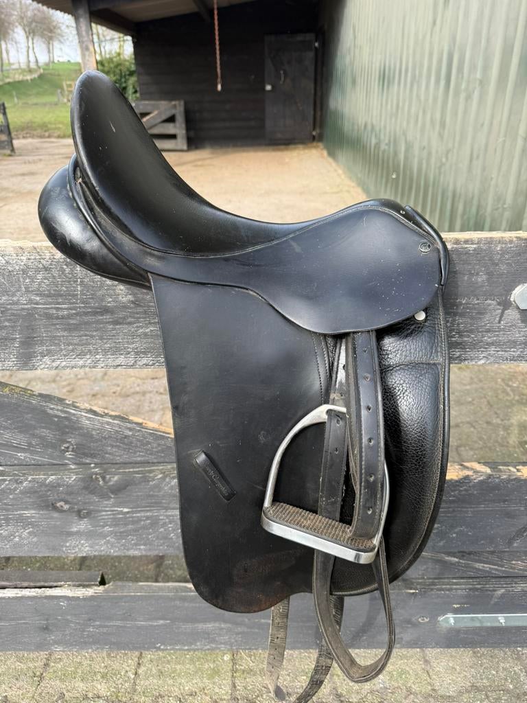 County Saddlery dressuurzadel 18 inch – Made in England, Dieren en Toebehoren, Paarden en Pony's | Zadels, Ophalen, Gebruikt, Dressuur