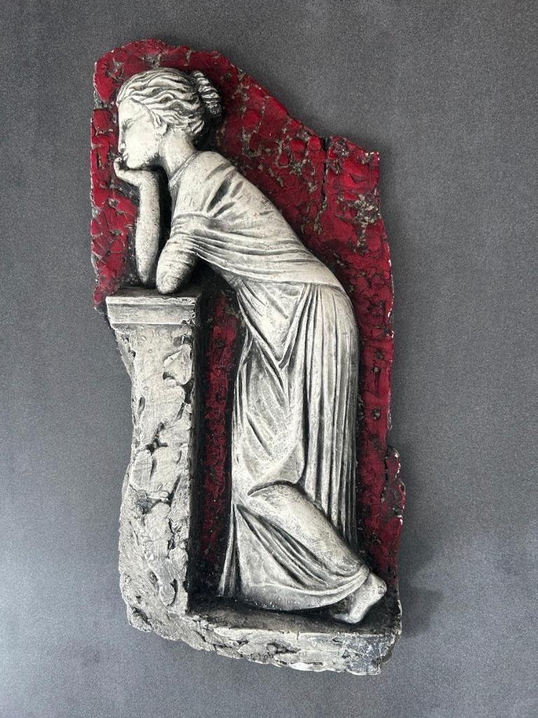 Decoratief wandrelief (gietsteen) - muze Polyhymnia, Antiek en Kunst, Verzenden, Rood, Wanddecoratie, 20 - 50 cm