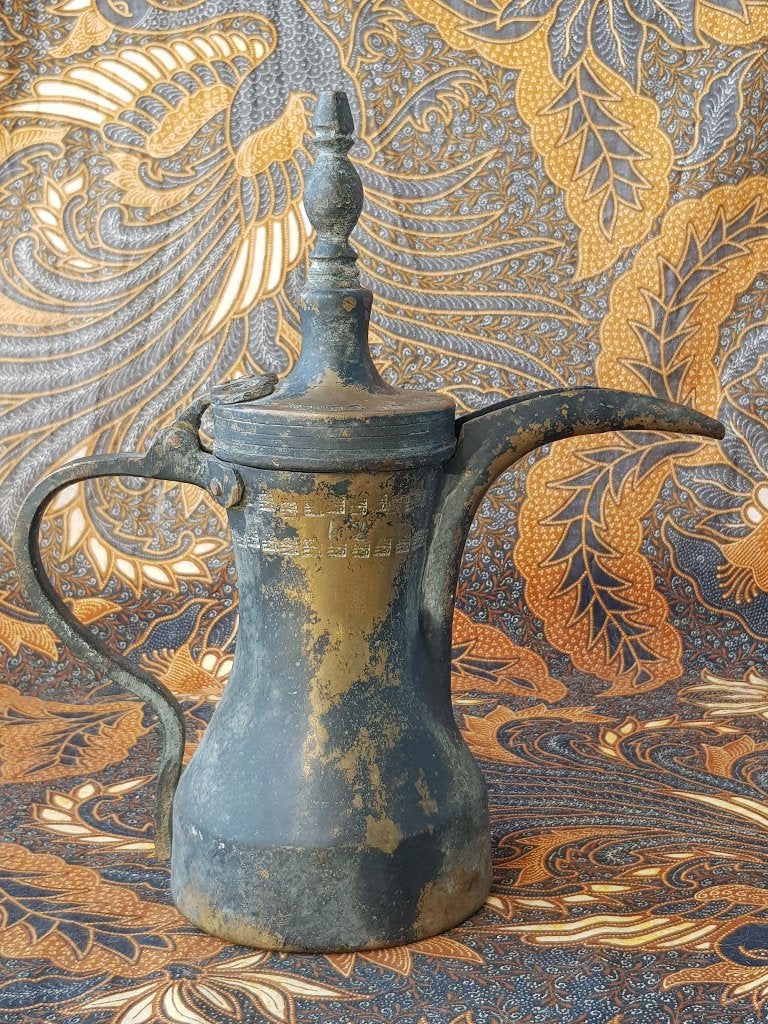 Antieke Oosterse dallah of koffiepot van koper 29 cm.