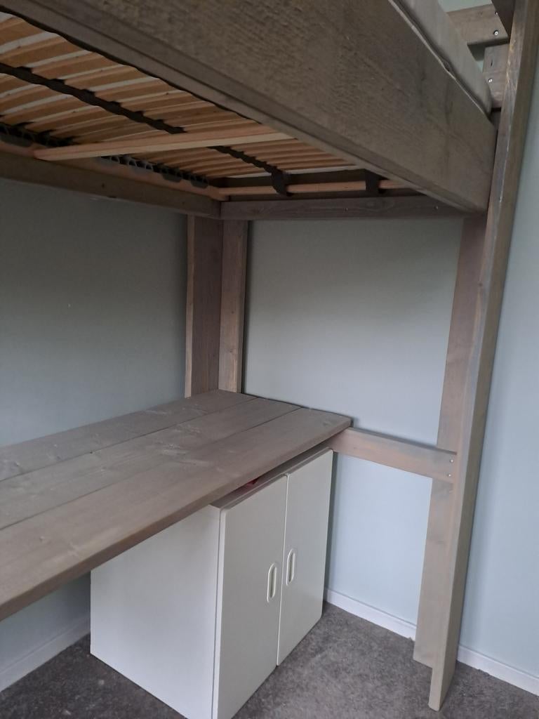 Steigerhouten hoogslaper met bureau, greywash look, Ophalen, Eenpersoons, Zo goed als nieuw, 180 tot 200 cm