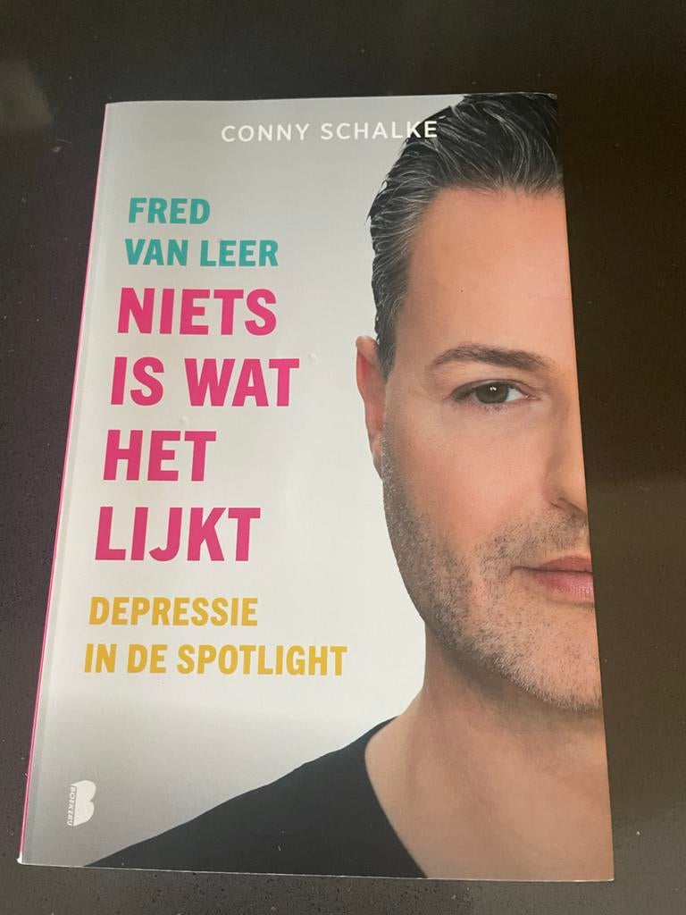 Niks is wat het lijkt - Fred van Leer & Conny Schalke, Boeken, Ophalen of Verzenden, Zo goed als nieuw, Nederland