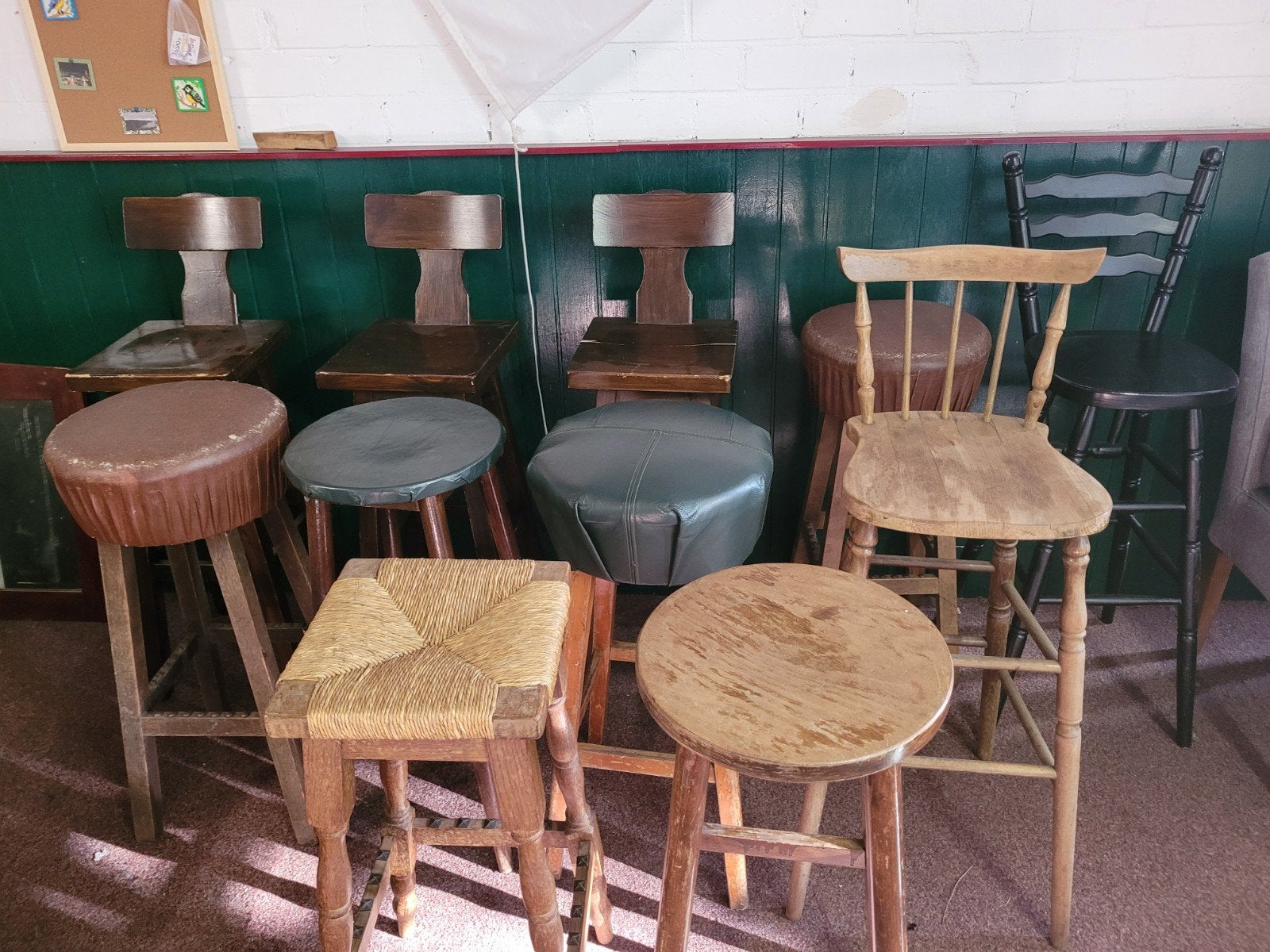 Diverse barkrukken en stoelen met gebruikerssporen, Ophalen, 60 tot 90 cm, Hout, Gebruikt